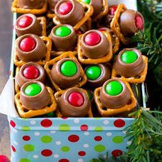 christmas pretzels in a box with candy on top and the words, how to make