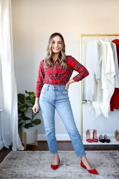 Casual holiday outfits | petite friendly holiday outfits | holiday outfits with jeans | petite winter outfits | Christmas outfits Christmas Party Outfit Casual Jeans, Christmas Outfit Women Casual, Plaid Shirt Outfits, Chique Outfit