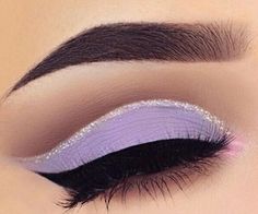 Maquillaje Cut Crease, Pageant Makeup, Silver Eye Makeup, Make Up Designs, Purple Eye Makeup, Linda Hallberg, Glitter Eye Makeup, Purple Makeup, Maggie Lindemann