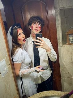 Fantasia halloween casal Halloween Casal, Halloween Ideias, Couples Halloween Outfits, Outfit Halloween, Couple Goals Teenagers, Fantasias Halloween, Halloween Inspo, Zombie Halloween, Couple Halloween