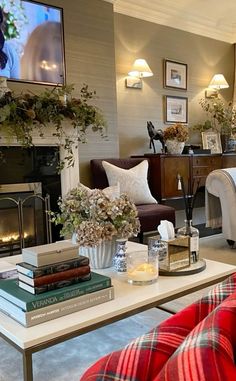 Weird Entryway Ideas, Nancy Meters Living Room, Nancy Meyers Coffee Table, Nancy Meyers Paint Colors, Nancy Myers Homes Aesthetic, Nancy Myers Style, Nancy Meyers Living Room, Nancy Myers Homes