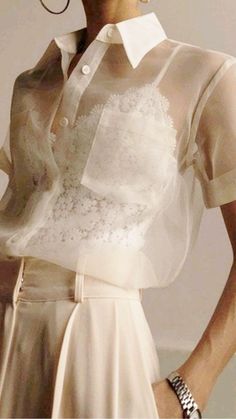 Fashion Mistakes, Looks Chic, Mode Inspiration, Ladies Fashion, Look Fashion, Classy Outfits, White Shirt, Hands On, Fashion Inspo Outfits