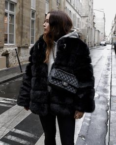 Black Faux Fur Coat Outfits, Faux Fur Coat Street Style, Black Fur Coat Outfit, Faux Fur Jacket Outfit, Fur Coat Street Style, Fur Jacket Outfit, Black Fur Jacket