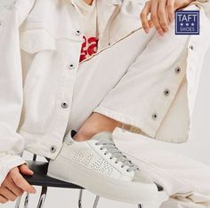 Hippe witte sneakers voor dames #white #sneakers White On White, Platform Sneakers, White Sneakers, Superga Sneaker