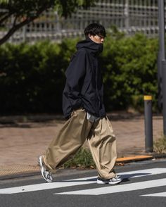 Asian Street Style Men, Japan Fashion Street Men, Japanese Streetwear Mens, Fashion Blog Names, Silhouette Fashion, Muji Style, Fashion Souls