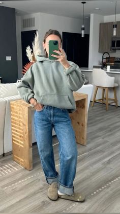 Simple Jeans Outfit, Coastal Girl, Uni Outfit, 2024 Fits, Minimalist Wardrobe Capsule, Town Outfits, Spring Ootd, Womens Winter Fashion Outfits, Wardrobe Capsule