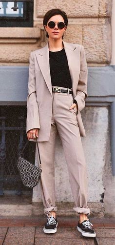 Vans Outfit Womens, Cold Summer Outfit, Old School Outfits, Look Office, Gossip Girls, Vans Outfit, School Outfit Women, Office Casual Outfit, Corporate Fashion