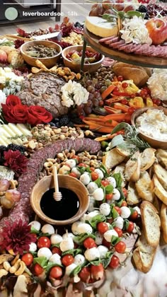 Wedding Food Plate Ideas, Grazing Table Dinner Party, Wedding Charcuterie Table Simple, Woodland Charcuterie Table, Big Grazing Table, Grazing Table Menu Ideas, Winter Wedding Charcuterie Board, Huge Charcuterie Board Wedding, Charcuterie Boards Party