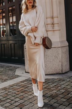 Silk Slip Skirt, Look Zara, Beige Outfit, Cooler Look, Skirt Midi, Slip Skirt, Satin Skirt, 가을 패션, Mode Inspiration