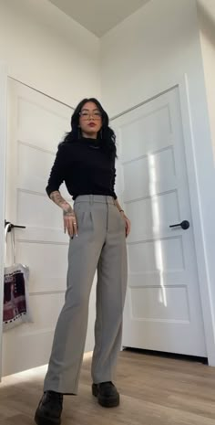 Professional Egirl Outfits, Neutrals Work Outfit, Smart Casual Ideas Women, Business Intern Outfit, Restaurant Business Casual Outfits, Professional Hospital Work Outfit, Thrifted Business Outfits, Office Outfits Women Pants, Cool Business Casual Outfits Summer