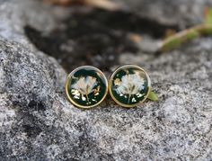 Gold stainless steel earrings Dried pressed baby's breath flower on forest green background Diameter 1,2 cm 🏡 Handmade with care in Dordogne, France 📃Informations *Gift wrapping option available. ✨Where to find us? *Instagram: www.instagram.com/paquerettepaillette/ *Facebook: www.facebook.com/Paquerette-Paillette-103227144944536/ *Mail: paquerettepaillette@gmail.com Nickel-free Green Round Flower Earrings, Nature-inspired Green Flower Earrings For Gifts, Green Round Jewelry With Birth Flower, Green Birth Flower Round Jewelry, Green Birth Flower Jewelry, Green Earrings With Pressed Flowers For Gift, Green Pressed Flowers Earrings For Gift, Small Green Earrings For Gift, Tiny Green Earrings For Gift