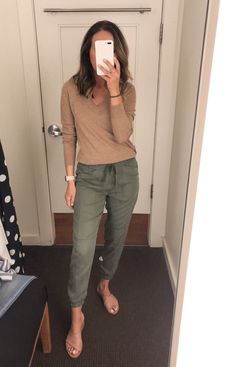 Fashion Identity, Olive Pants, Fitting Room, Outfit Chic, Joggers Outfit, Traje Casual, Casual Work Outfits, Work Outfits Women