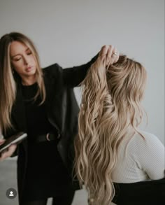 Hair Extension Photo Shoot Ideas, Creative Hair Stylist Photoshoot, Salon Photography Photo Shoots, All Black Salon Photoshoot, Hair Dresser Photography, Hair Stylist Brand Photography, Salon Stock Photos, Hair Salon Pictures Photo Shoot, Hairstylist Instagram Aesthetic