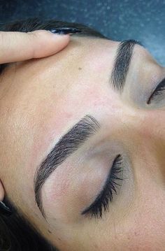 Mejora tu simetría facial arreglando tus cejas con el microblading☀️🎧#cejas#microblading#gorgeous#linda#mujer#mirada#impacto#eyebrows#beauty#brows#pretty#tendencia#beautiful#nice#perfecta#rostro#ojos#cejaspobladas#tecnica#cute Thick Eyebrow Shapes, Eyebrow Tutorial Shaping, Permanente Make-up, How To Do Eyebrows, Perfect Eyebrow Shape, Eyebrow Hacks, Arched Eyebrows, Eyebrow Grooming