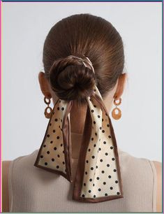 The scarf has always been a classic accessory. This article shows you how to wrap your hair in a scarf in different ways to achieve a trendy look. Check it out. Hairstyles For Braided Hair, How To Wrap Hair, Knot Hairstyle, Fashion Travel Outfit, Braided Scarf, Elegant Scarf, French Twist Hair, Wrap Hair, How To Wrap