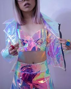 Iridescent Outfit Holographic Fashion, Holographic Clothes, Holographic Outfit, Holographic Fashion, Look Festival, Space Fashion, Rave Fashion