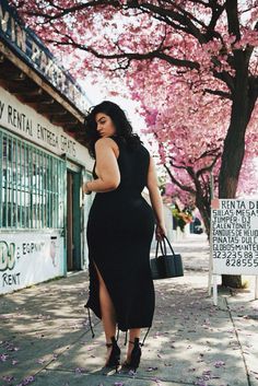 Nadia Aboulhosn, Karla Deras, Street Girl, Plus Size Fashion Tips, Walking Down The Street, Curvy Women Outfits, Curvy Model, Black Women Fashion