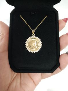 ♥ Coin Information ♥ Details: South African Krugerrand Gold CoinObverse: Paul KrugerReverse: AntelopeMetal: GoldWeight: 1/10OZYear: VariesComposition: .9167 Gold Ounce ♥ Bezel Information ♥ Main Stone: DiamondApprox. Diamond Carat Weight: .66cttwDiamond Clarity: SI1Diamond Color: HHalo Setting Material: 14k Yellow Gold **Bail style will vary **All Coins are Real Authentic Genuine Uncirculated Fine Gold Coins Necklace With Diamond, Diamond Frame, Halo Setting, Gold Ounce, Gold Coin, Diamond Carat, Coin Necklace, Gold Coins, Diamond Halo