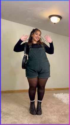 Overalls And Tights, Size 26 Plus Size Fashion, Plus Size Outfits Aesthetic Grunge, Styling Overalls Plus Size, Plus Size Short Overalls Outfit, Short Overalls With Tights, Plus Overalls, Comfy Alt Outfits Plus Size, Wide Pants Outfit Women