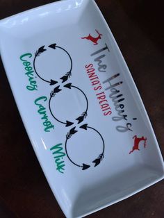 a white plate with red and green arrows on it that says i love christmas time