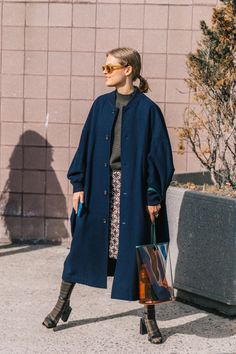 #NYFW #Fall2018-2019 #StreetStyle #Dia6 Navy Coat Street Style, Navy Coat Outfit, Mantel Styling, Orange Sunglasses, Navy Coat, Outfit Chic, Mode Boho, Blue Coat, Collage Vintage