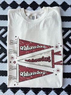 New product- Vintage Arkansas Pennant Shirt! Get ready to show off pride with our Vintage Pennant Shirt, a must-have for all fans! This unique design combines a vintage style with the fierce spirit of fans, creating a shirt that stands out from the crowd. Each shirt is meticulously printed by me using high-quality materials on a Comfort Colors shirt, known for its exceptional comfort and durability.  Available in sizes S to 3X, we've got you covered regardless of your preferred fit. The shirt features a classic crew neck and short sleeves, making it suitable for year-round wear. The flattering silhouette ensures a comfortable and stylish fit for both men and women. This design is an ideal choice for game days, tailgating parties, alumni events, or simply strolling around campus. Note: As e College Tee Shirts, Highschool Sports Shirts, Retro Baseball Shirt, Game Day Tops, Sports Sweatshirt Designs, Cute College Shirts, High School T Shirt Designs, Vintage Baseball Shirt, Alumni Tshirt Design Ideas