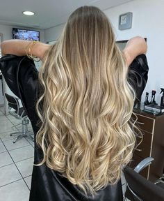 Oásis Cabelo & Arte on Instagram: "Loiro com raiz natural ✨ Agendamentos e informações pelo WhatsApp (19) 99737-1993 . . . #loira #loiro #loiras #blonde #blondehair #newhair #hairstyle #newhair #haircut #instahair #hair #beleza #sp #sbo #americanasp #santabarbaradoeste #limeira #sumare #piracicaba #novaodessa #campinas #cabelo #oasiscabelos" Teasy Lights Blonde, Vanilla Blonde Balayage, Vanilla Blonde, Root Smudge, Summer Blonde Hair, Blond Balayage, Brunette Hair With Highlights, Balayage Blonde, Dirty Blonde Hair