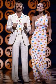 Sonny And Cher Iconic Looks, Sunny And Cher In 70s, Sonny Cher Halloween Costume, 80s Cher Outfit, Sony And Cher Costume, Cyndi Lauper Outfit, Cher Looks 70s, Cher Show Outfit, Retro Couple Outfits