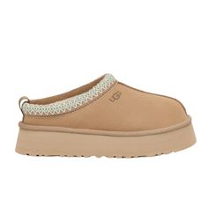 UGG Women's Tazz Slippers Sand 1122553-SAN This is the clog you've been looking for. The platform outsole gives you that of the now lifted vibe, with a secret-sturdy step-in feel. Our ultra-lush UG Gplush™ lining and insole will wrap your feet in moisture-wicking dreamy softness. And the playful UG Gbraid detail is a look only UGG can create, and only you can wear. This is one of those moments where we can say with all sincerity: if you love the Tasman, you'll love the Tazz. These provide comfor Ugg Tasman Slippers Outfit, Tasman Slippers Outfits, Tasman Uggs, Tazz Slippers, Cute Uggs, Slippers Outfit, Shoes For School, Slippers Boots, Ugg Tasman Slippers