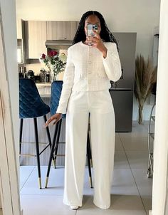 All white very elegant and classy outfit inspiration #fashion #classy #ootd Dressing Capsule, Corporate Cutie, Outfit Inspo Elegant, Causal Chic Outfits, Classy Ootd, Classy Fashion Chic, Corporate Baddie, Casual Work Outfits Women