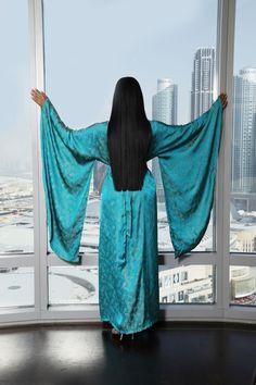 Turquoise blue silk kimono robe with dramatic old hollywood wide sleeves. Wear it as a plus size loungewear dressing gown or resort wear cover up ➡️ Buy now ! Elegant Blue Wrap Kimono, Long Silk Kimono, Bridal Dressing Gown, Furisode Kimono, Kimono Set, Silk Robe Long, Paisley Kimono, Green Kimono, Retro Lingerie