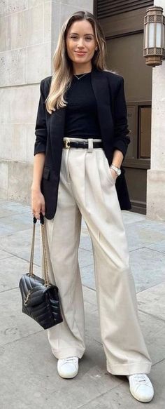 Wide Leg Pants And Blazer Outfit, Wide Leg Alfaiataria, Wide Leg Business Casual, Cream Wide Leg Trousers Outfit, Wide Leg Office Outfit, Khaki Slacks Outfit Women, Taupe Trousers Outfit, Outfits Com Blazer, Wide Leg Work Outfit