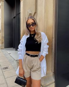 Camisas boyfriend que reemplazarán todos tus suéteres Lily Clark, Outfits Short Women, Urban Chic Outfits, Looks Adidas, Nude Outfits, Shorts Outfits Women, Summer Shorts Outfits, Europe Outfits