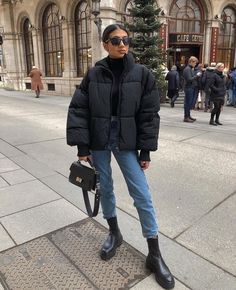 Puffer Jacket Outfits, Winter Outfits 2020, Winter Mode Outfits, Puffer Jacket Outfit, Winter Outfits Cold, Streetwear Mode, Cold Outfits, Blazer Outfit, Black Puffer Jacket