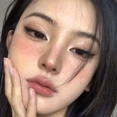 Makeup Ideas Korean Ulzzang, Different Eye Lid Shapes, Round Asian Eyes Makeup, Make Up Looks Asian Makeup Ideas, Edgy Asian Makeup, Cat Eye Asian Eyes, Makeup Reference Natural, Simple Makeup Looks Natural Asian, Prom Makeup Asian Eyes