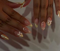 5 Easy Beach Nails for a Quick Summer Look Golden Nails, Nails Yellow, Almond Acrylic Nails, Girls Nails, Yellow Nails