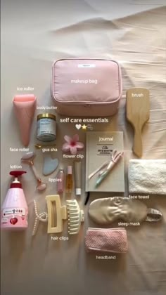 Summer Bag Essentials, Everyday Bag Essentials, Makeup Bag Essentials, School Bag Essentials, Girly Christmas, Travel Bag Essentials, Inside My Bag, Purse Essentials, Handbag Essentials