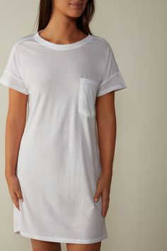 Short-sleeved ultrafresh Supima® cotton nightdress with breast pocket. Lightweight and comfortable fabric. Short Sleeve T-shirt With Pockets For Loungewear, Relaxed Fit Sleepwear With Pockets For Bedtime, Relaxed Fit Sleepwear With Pockets, Casual Cotton Nightgown For Lounging, Summer Cotton Nightgown With Crew Neck, Casual Cotton Nightgown With Relaxed Fit, Casual Cotton Nightgown Relaxed Fit, Summer Cotton Crew Neck Nightgown, White Cotton Nightgown For Lounging