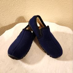 *Brand New Unisex Shearling Indoor/Outdoor Slipper * Size:S(5~6) * Color:Navy Blue * & Pet Free Old Navy Slippers, Yellow Slippers, White Slippers, Indoor Outdoor Slippers, Pink Slippers, Outdoor Slippers, Faux Fur Slippers, Suede Slippers, Navy Shoes