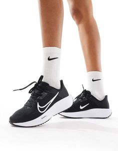 Skor från Nike Running Sätt högsta fart direkt Låg design Stängs med snörning Vadderad plös och häl Klassiskt Nike-logga Ökad stabilitet tack vare förstärkt mittdel Mellansula i supermjukt skum ger lätt dämpning Tålig yttersula i gummi Greppvänlig undersida Sacs Tote Bags, Nike Branding, Basket Noir, Flip Flop Boots, Leopard Print Baby, Baskets Adidas, Nike Trainers, Running Trainers, Trainer Heels