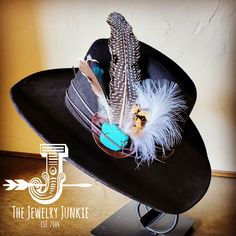 If you’re looking for the perfect accessory to complement your favorite hat, look no further. The Genuine Leather Hat Band accented with Turquoise and Feathers by The Jewelry Junkie is absolutely everything that you need. Not only is it easy to incorporate into any and all outfits, but the genuine leather immediately elevates whatever it is you’re wearing. Genuine Leather Oval Base is Sourced and Hand-Made in Texas Leather base measures 2.5x3.5 Inches Genuine Howlite Turquoise stone Stone will r Diy Hat Band Ideas, Country Hats For Women, Mens Kentucky Derby Hats, Boho Hat Outfit, Turquoise Hat, Cowboy Hat Bands, Hats Western, Tea Hats, Country Hats