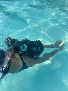 Cool Pool Pictures, Swim Vision Board, Swimming Pool Summer Aesthetic, Summer Poses Photo Ideas Pool, Summer Aesthetic Swimming, Pool Picture Aesthetic, Vision Board Summer Aesthetic, Swimming At Beach Aesthetic, Pool Insta Photos