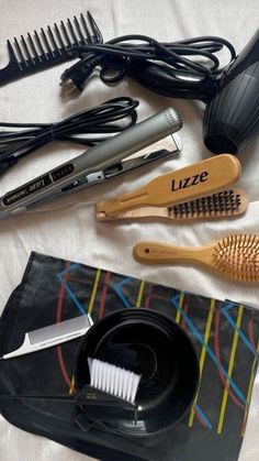 Style up their day with these chic gifts for hairdressers! 💇‍♀️🎁 From salon-quality tools to pampering treats, show appreciation for their craft with every snip and style. 💈✨ #HairdresserGifts Easy Diy Wall Hanging, Gift For Hairdresser, Sleek Short Hair, Beauty Salon Posters, Hair Science