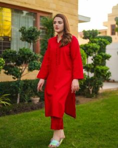 Shazeal Shoukat, Suit Pakistani, Red Outfits, Basic Mehndi, Plain Red, Bridal Dresses Pakistan, Kurti Patterns