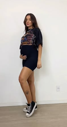 Trendy Summer Maternity Outfits, Pregnant Outfit Ideas Summer, Edgy Summer Maternity Outfits, Pregnant Grunge Outfits, Festival Outfit Pregnant, Outfit Ideas Pregnant Summer, Fun Maternity Outfits, Maternity Athleisure Outfits Summer, Mom Park Outfit