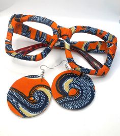 This listing is for a pair of fabric-wrapped lensless frames and matching fabric on wood earrings. This is a matching set. Fabric Jewelry Diy, Fabric Jewelry Handmade, Diy Yarn Earrings, Bracelets Business, Handmade Fabric Jewellery, Fabric On Wood, Ankara Accessories, Yarn Earrings, Fabric Necklaces