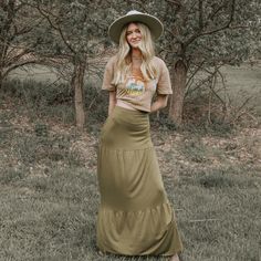 Cowgirl Boho Outfits, Long Skirt And T Shirt, Western Skirt Outfits, Green Maxi Skirt Outfit, Boho Skirt Outfit, Islamic Outfits, Salon Dress, Green Maxi Skirt, Boho Maxi Skirt