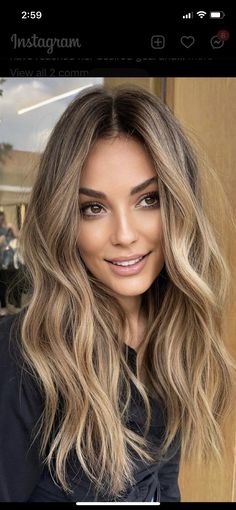 Fall Highlights for Blondes: Embrace the Autumn Glow 🍁✨ - Blondes, get ready to transition into fall with stunning highlights that capture the warm, golden hues of the season. In 2024, fall highlights for blondes are all about infusing your locks with the richness of autumn. Think buttery caramel, honeyed wheat, and golden maple accents seamlessly woven into your hair. These highlights add a touch of warmth and depth, reflecting the cozy ambiance of fall. Whether you choose a few strategically Rambut Brunette, Kadeřnické Trendy, Brunette Hair With Highlights, Vlasové Trendy, Brown Hair Balayage, Dark Blonde Hair, Blonde Hair Inspiration, Balayage Brunette, Brown Blonde Hair