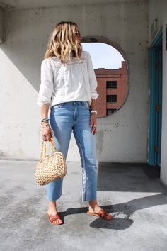 Cropped Jeans Outfit Summer, Light Wash Jeans Outfit, Light Jeans Outfit, Sandals Outfit Casual, Wash Jeans Outfit, Style Fall Outfits, Cropped Jeans Outfit, Lightwash Jeans, Casual Beach Outfit