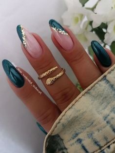 Best emerald green nails! Sharing the most gorgeous emerald green nail designs and ideas to elevate your beauty look! Nagel Pink, Nagel Art, Emerald Nails, Nagel Design, Gold Nail, Xmas Nails, Chic Nails